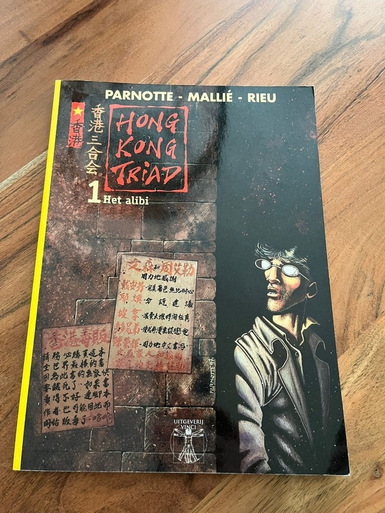 HONG KONG TRIAD 1 HET ALIBI, Eén stripboek, Ophalen of Verzenden, Zo goed als nieuw