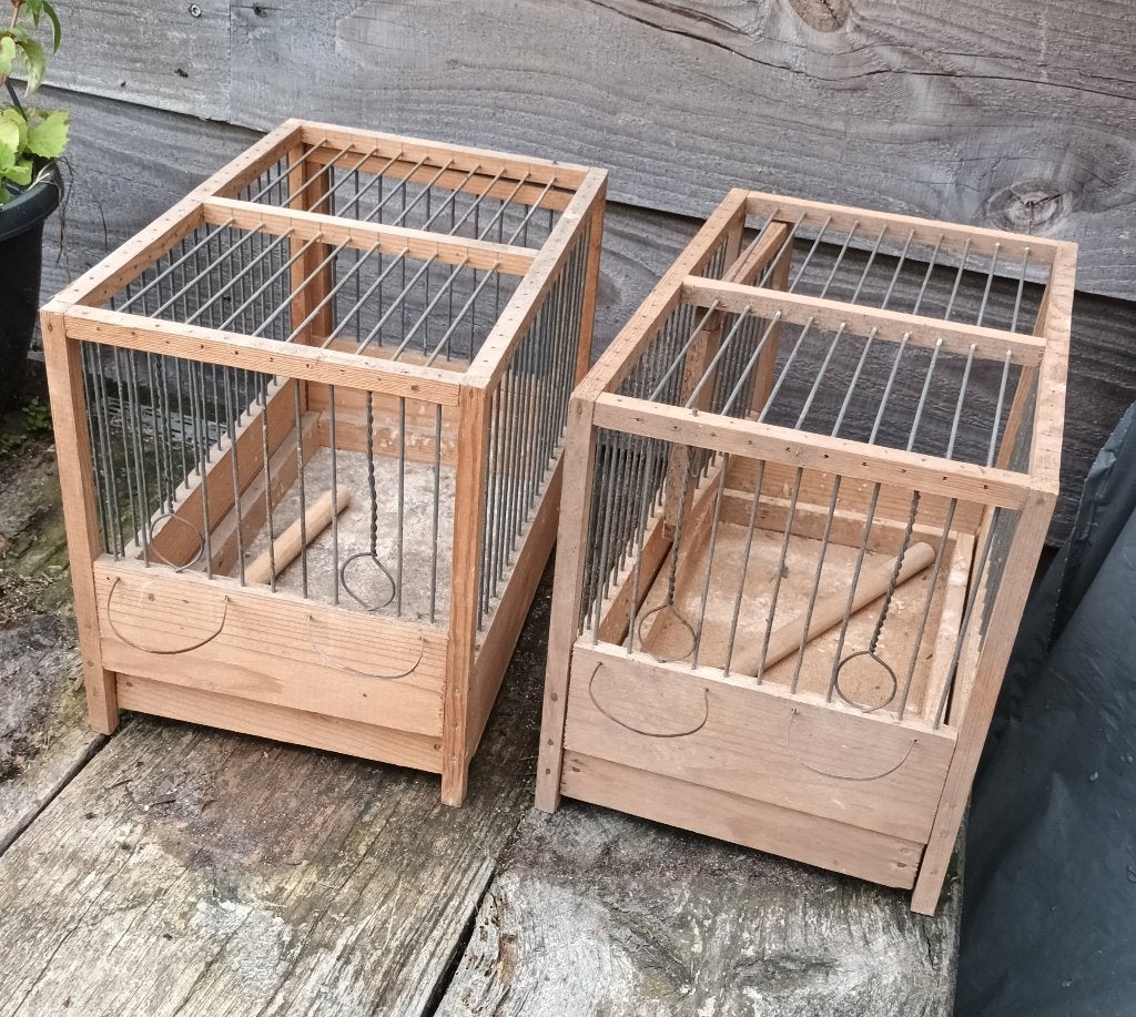2 Vogel kooitjes met zitstokjes waterslager Kanarie Vinken, Dieren en Toebehoren, Ophalen of Verzenden, Zo goed als nieuw, Metaal