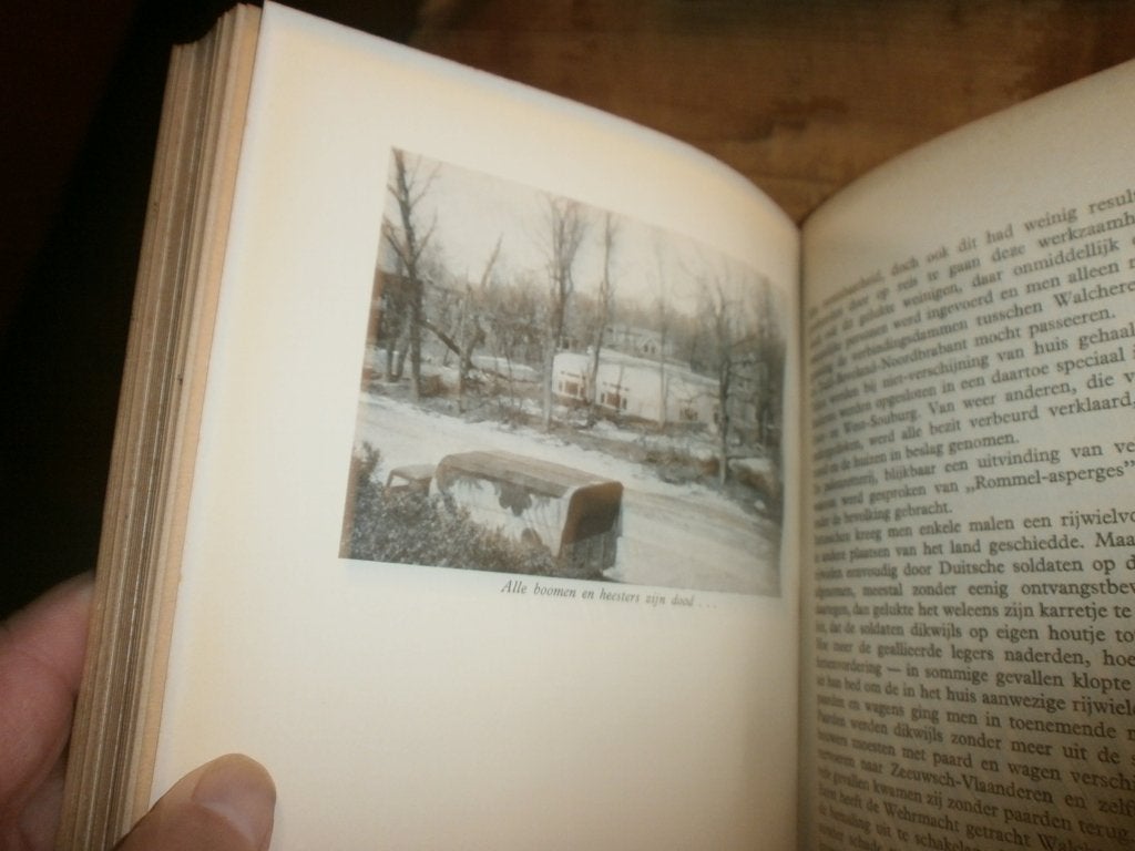 in den strijd om ons volksbestaan uitg rond eind 1945, Boeken, Ophalen of Verzenden, Tweede Wereldoorlog, Gelezen, Overige onderwerpen