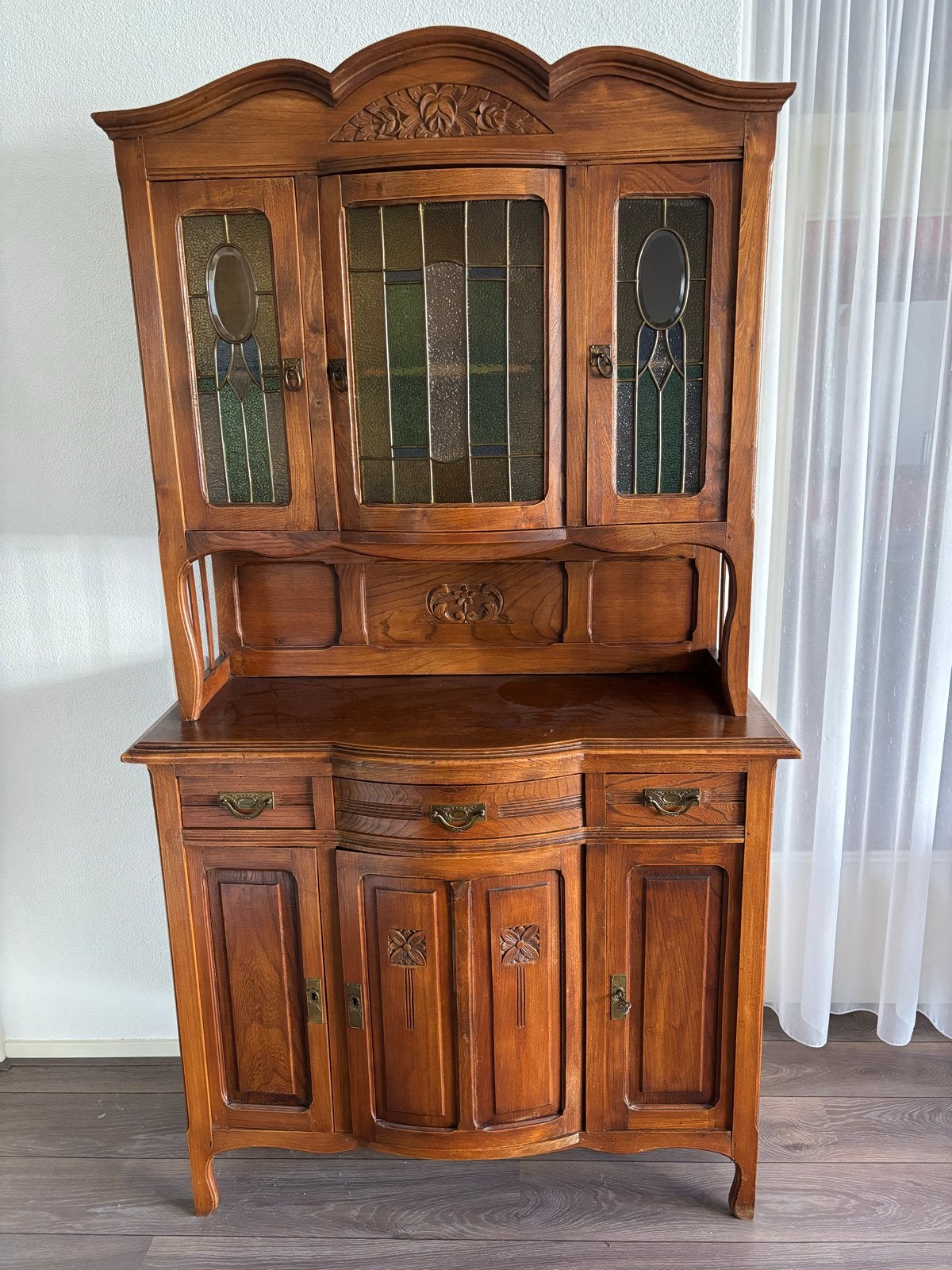 Antieke houten buffetkast met glas-in-lood ramen, Ophalen