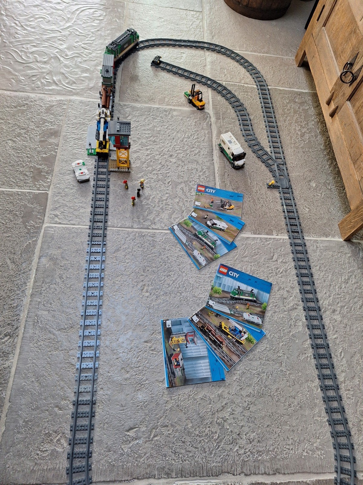Foto 6 van LEGO City Vrachttrein 60198 met extra rails
