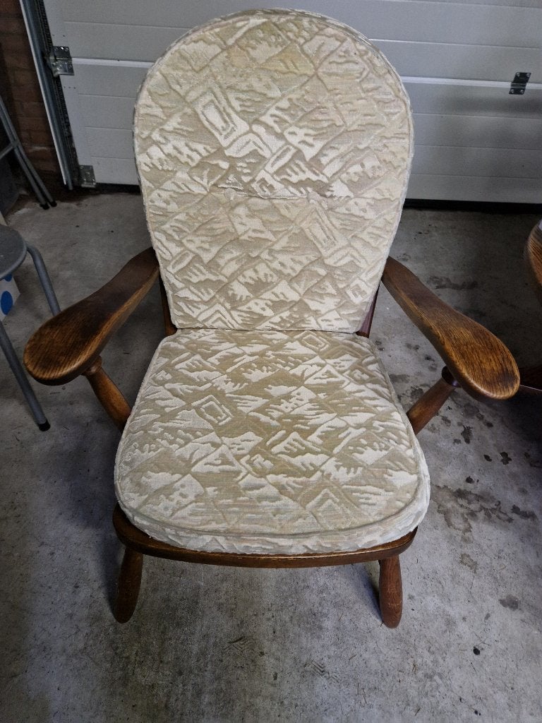 Twee vintage houten stoelen met gestoffeerde zitting, Ophalen