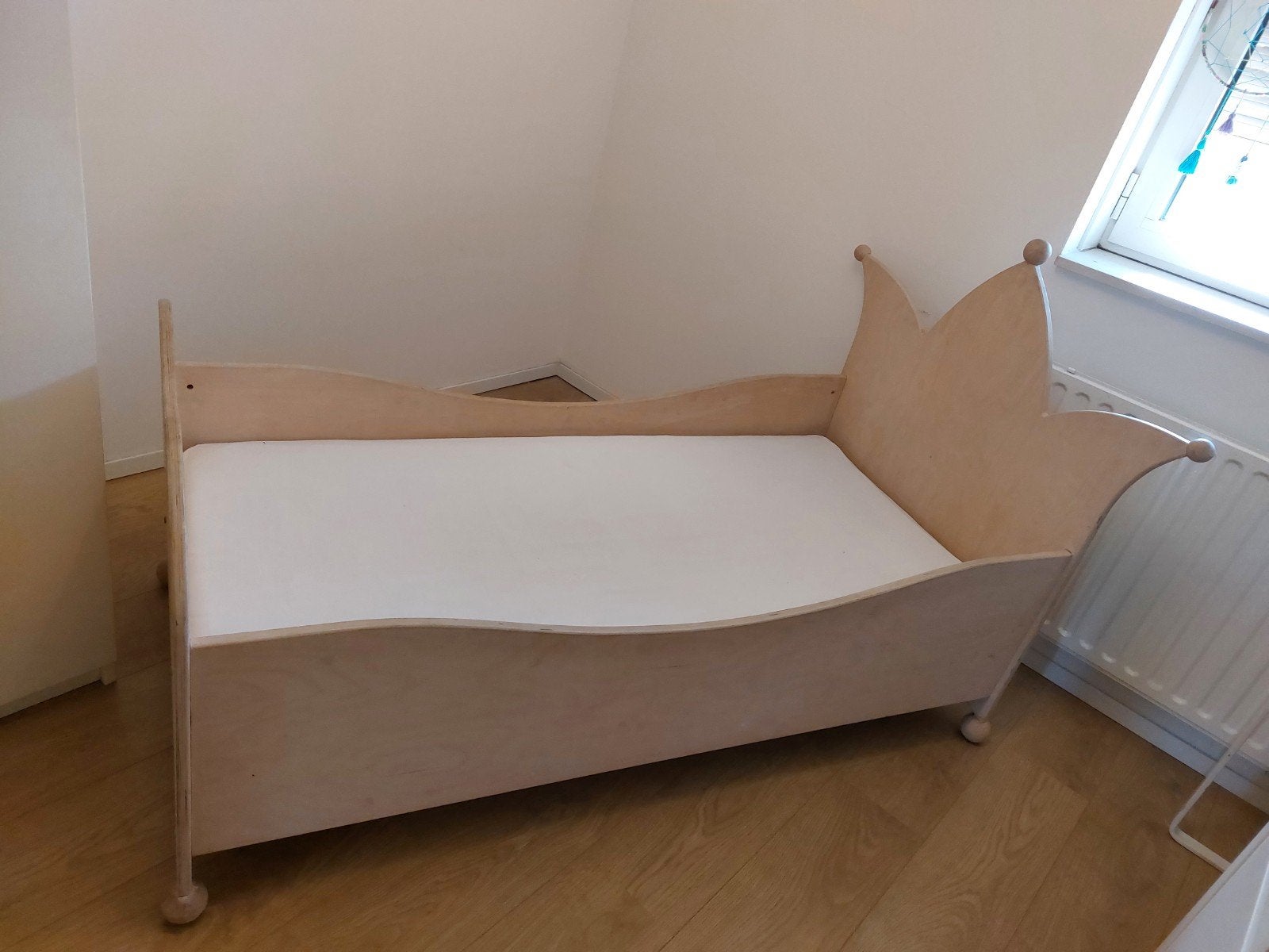 Uniek kinderbedje in kroonvorm - Inclusief matras, Lattenbodem, Gebruikt, 70 tot 85 cm, 140 tot 160 cm