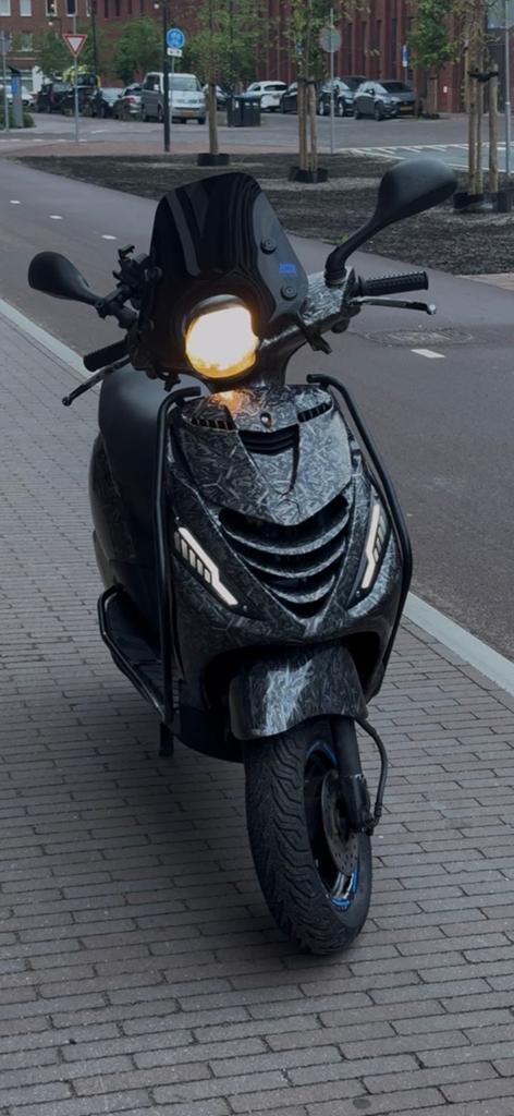 Piaggio Zip 4T 2V forged carbon custom 50cc (ook teruil), Ophalen, Maximaal 45 km/u, Zip, Zo goed als nieuw