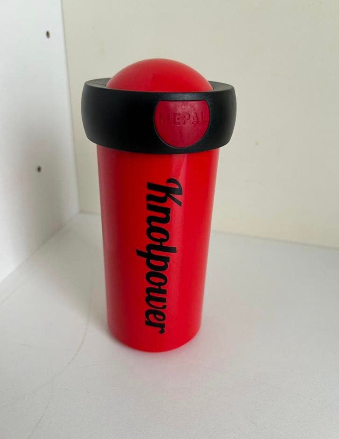 Mepal Knolpower beker (Enzo Knol), Ophalen of Verzenden, Zo goed als nieuw, Overige stijlen, Kop(pen) en/of Schotel(s)
