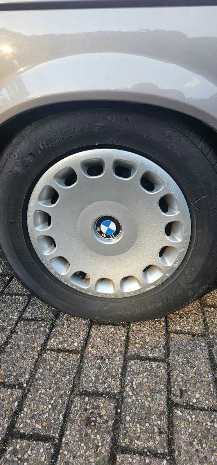 BMW Stalen Velgen met Wieldoppen en banden 225/60/R16 Vintag, Auto diversen, Wieldoppen, Ophalen, Gebruikt