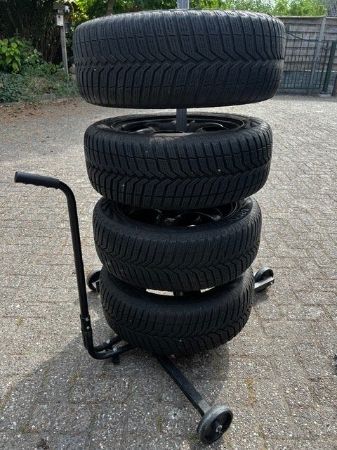 Winterbanden met velgen, standaard en hoes - 205/55R16, Ophalen, Gebruikt
