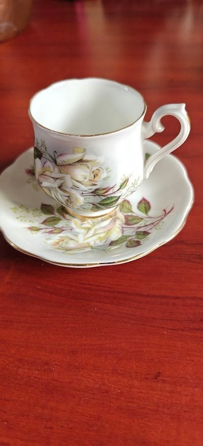 4 Oude Kopjes  Bone China, Ophalen of Verzenden, Zo goed als nieuw, Porselein, Kop en/of schotel