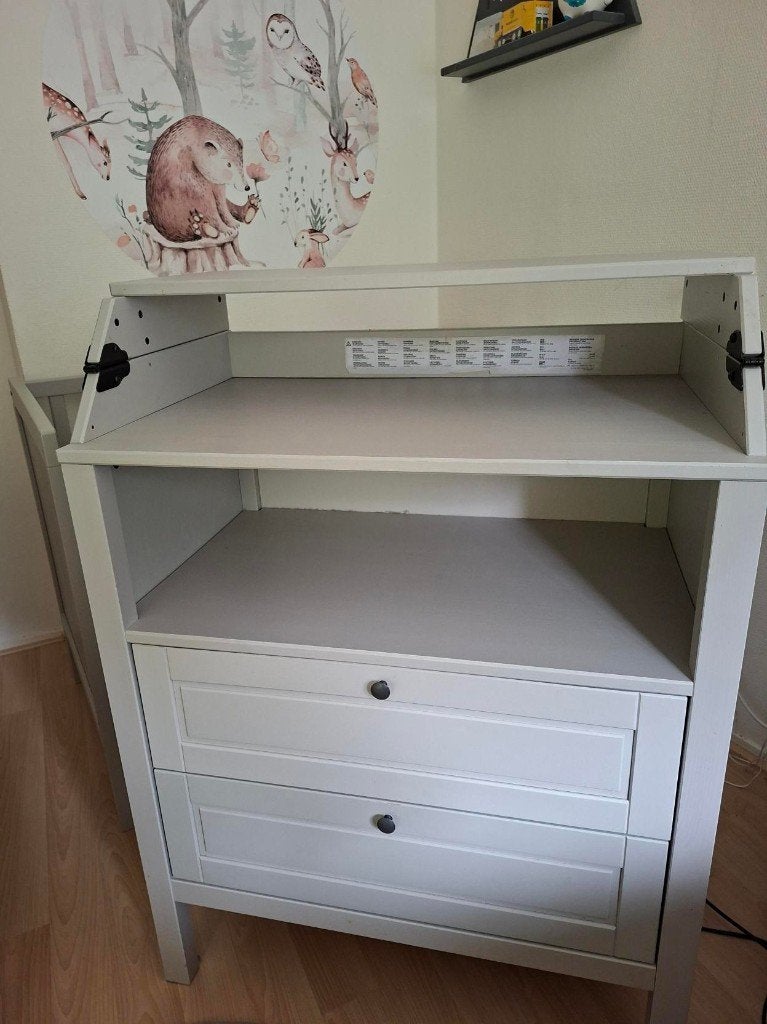 compleet babybed en commode (IKEA sundvik grijs), Ophalen, Gebruikt, Ledikant