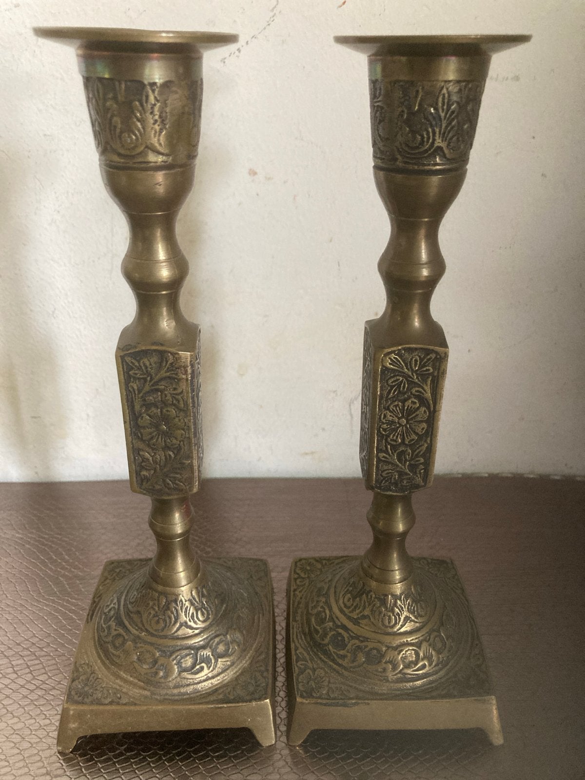 2 Messing Art Deco Kandelaren met Florale Versiering, Ophalen of Verzenden, Koper of Brons