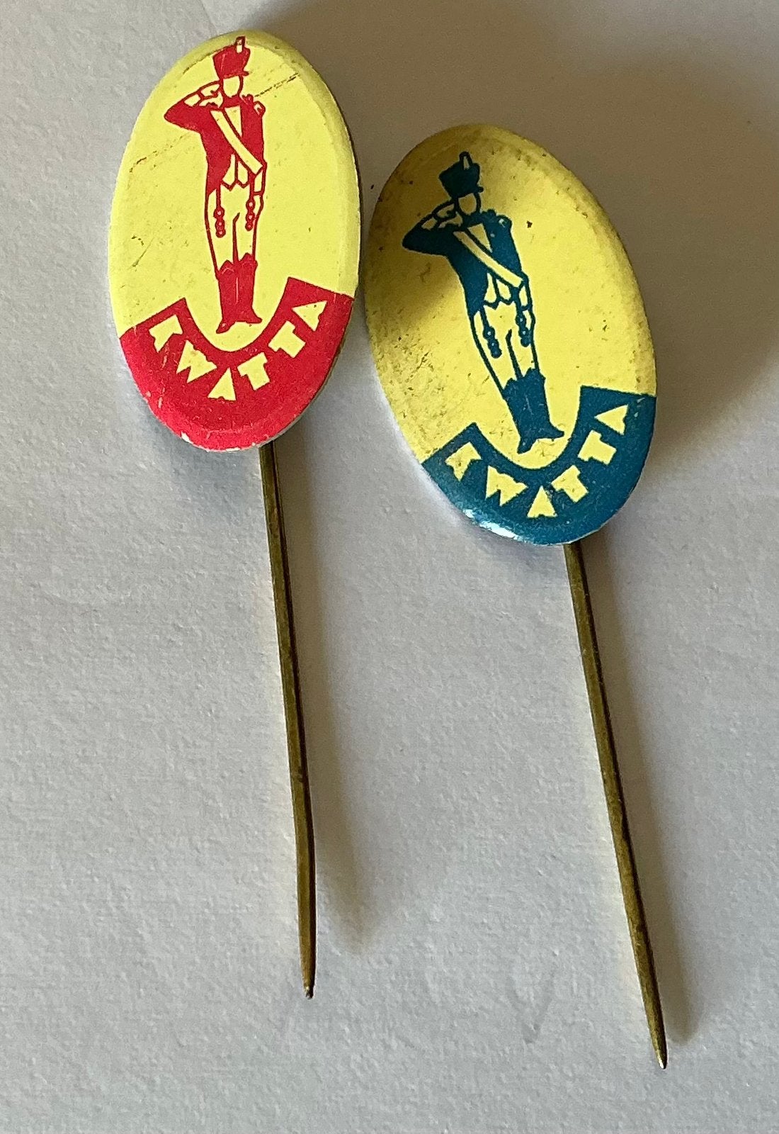 2 oude kwatta speldjes, Verzamelen, Ophalen of Verzenden, Gebruikt, Merk, Speldje of Pin