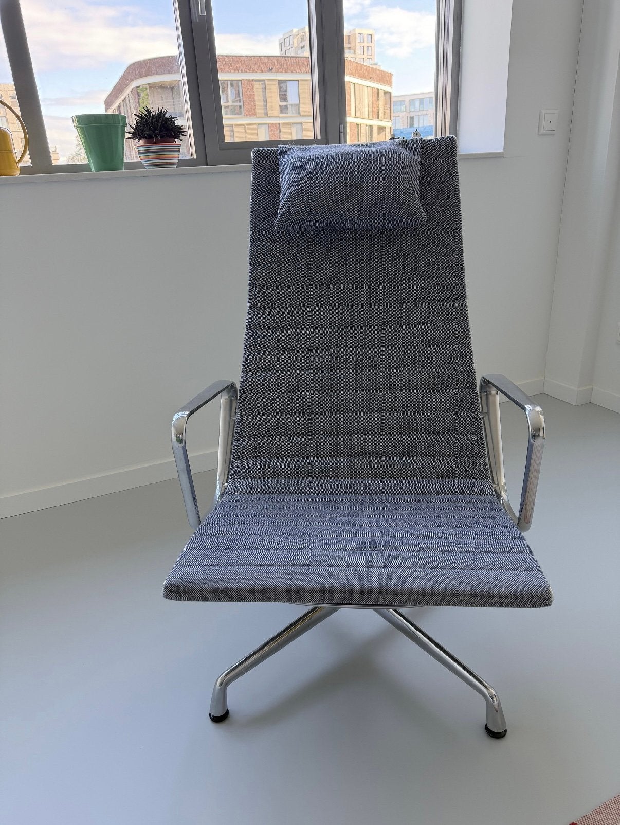 Vitra Eames EA 124 fauteuil, Ophalen, 75 tot 100 cm, Zo goed als nieuw, Stof