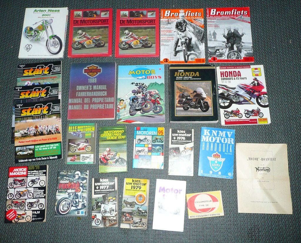 69 boeken bladen folders motoren motor motorrace motorcross, Boeken, Ophalen of Verzenden, Gelezen, Sport, Hobby en Vrije tijd