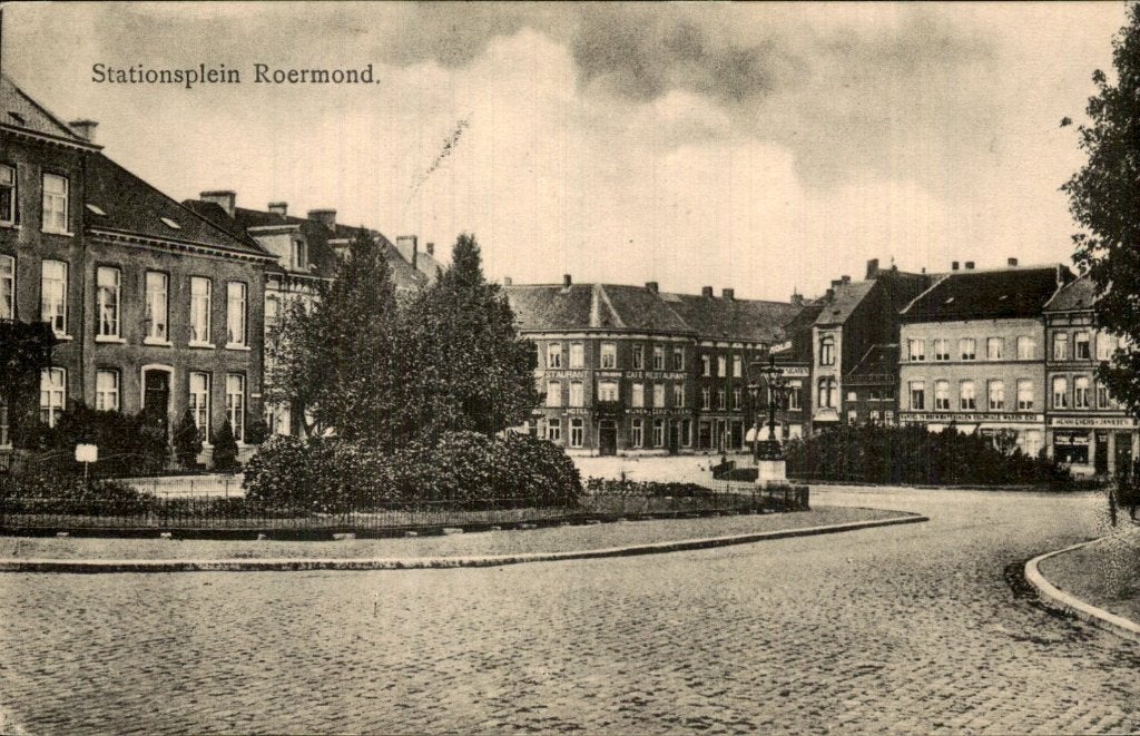 Roermond - Stationsplein - Plein met hotel en café, Ophalen of Verzenden, 1920 tot 1940, Gelopen, Limburg