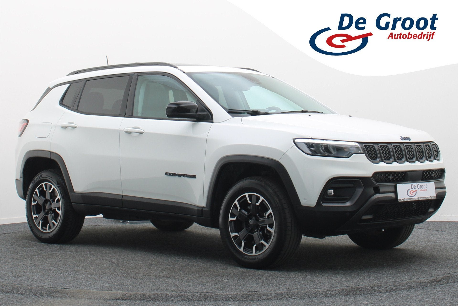 Jeep Compass 4xe 240 Plug-in Hybrid Electric Trailhawk Panor, Auto's, Automaat, Zwart, 4 cilinders, Leder en Stof