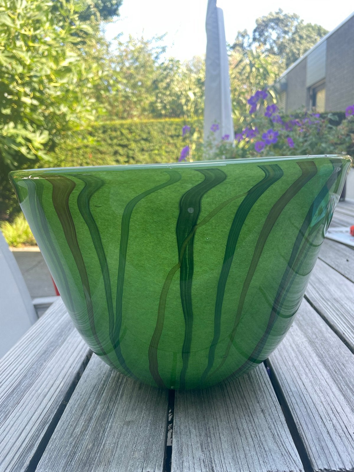 Groene glazen schaal met swirl design, Huis en Inrichting, Ophalen, Schaal, Rond, Glas
