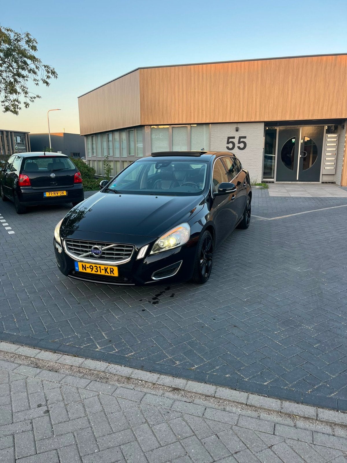 Volvo V60 T4F 180pk Powershift Eco-cruise 2012 Zwart, 1596 cc, 4 cilinders, 179 pk, Zwart