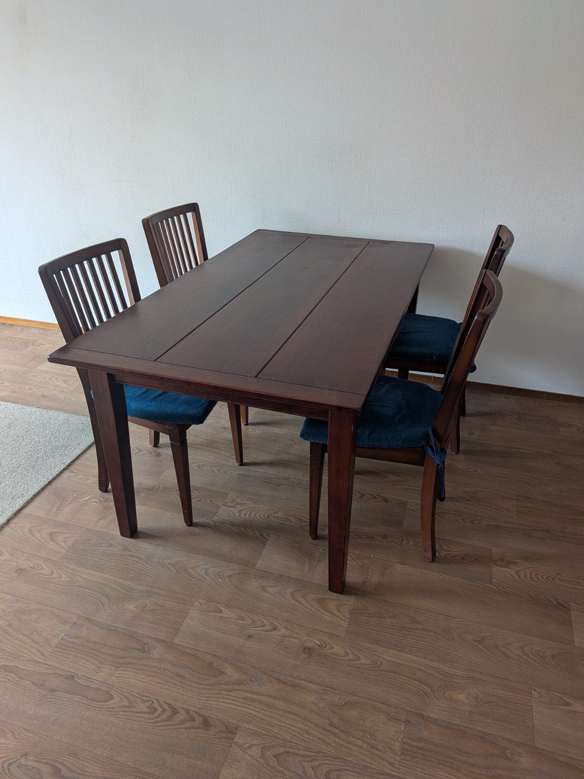 prachtige houten eettafel met 4 houten eetkamerstoelen.

de, Ophalen, Gebruikt, Vier personen