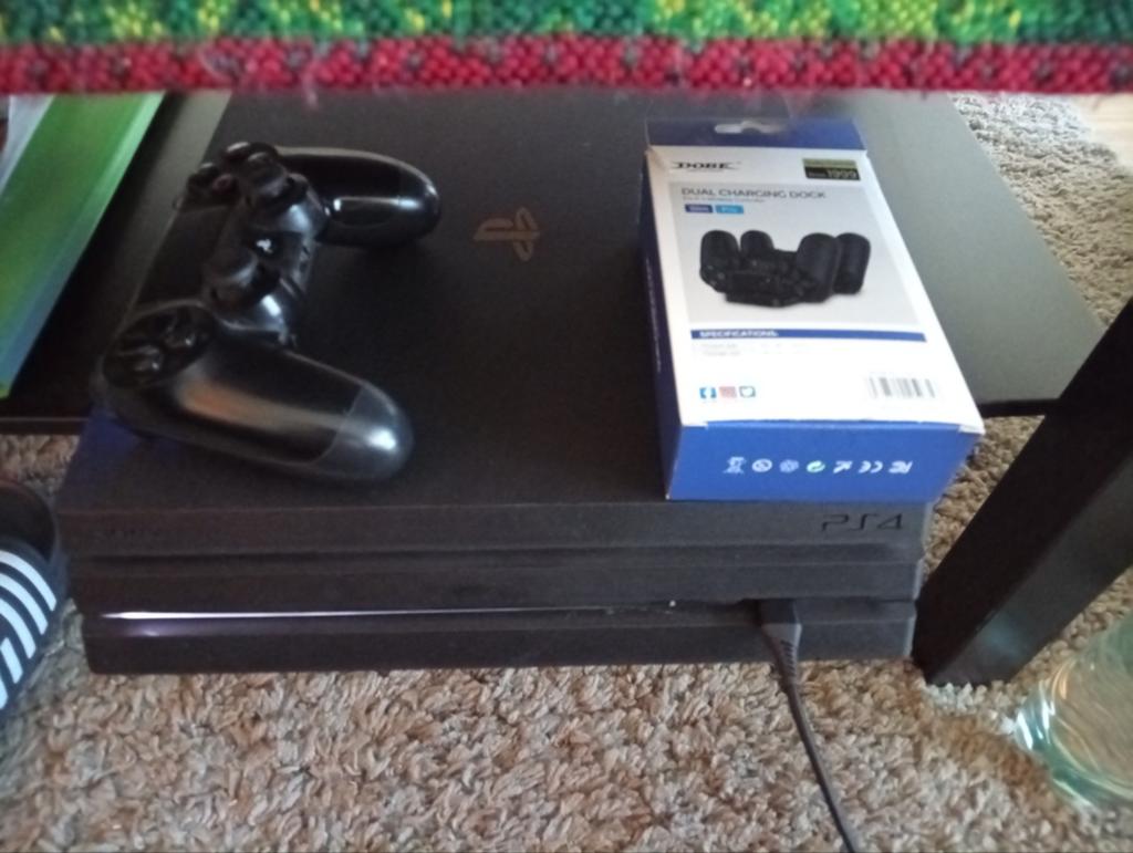 Ps4 pro + controller + oplaad station, Spelcomputers en Games, Spelcomputers | Sony PlayStation 4, Ophalen of Verzenden, Zo goed als nieuw