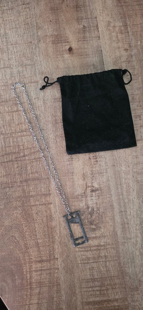 ketting met een hanger van een guillotine, Ophalen of Verzenden, Zo goed als nieuw