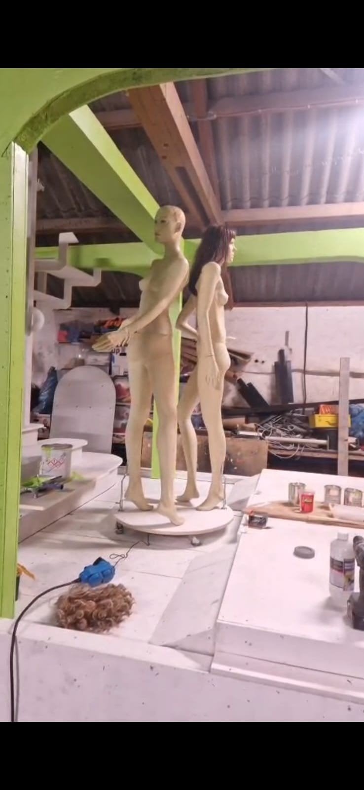 twee paspoppen, Ophalen