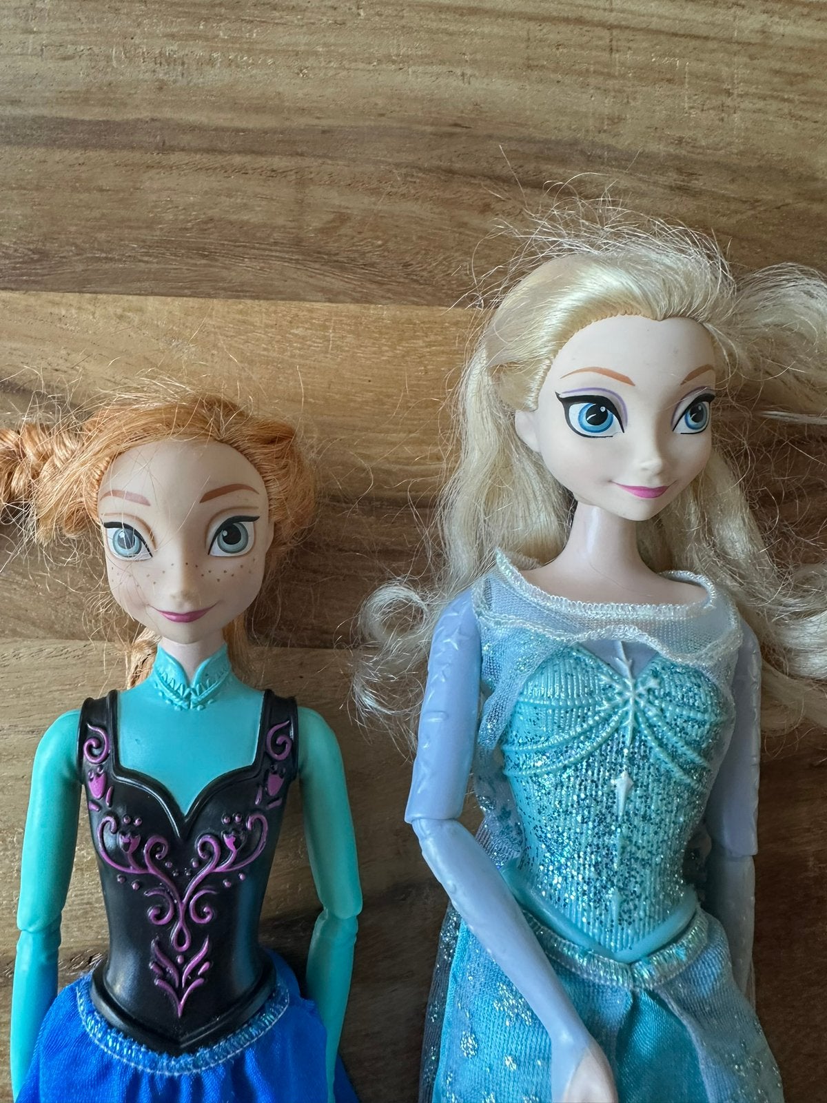Frozen schaatsende Anna en Elsa poppen, Ophalen of Verzenden, Gebruikt, Barbie