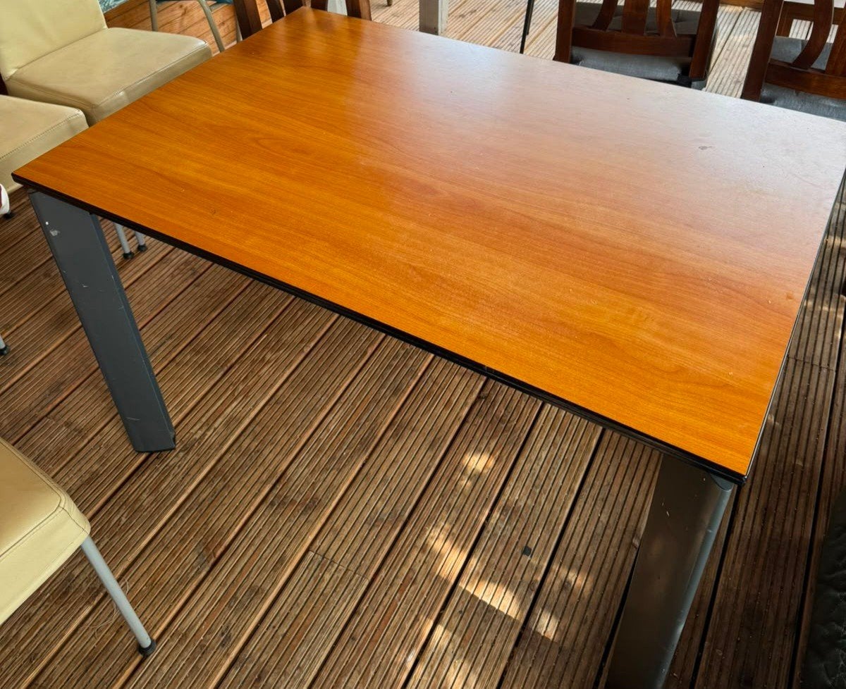 Tafel in goede conditie, gratis af te halen, Huis en Inrichting, Tafels | Eettafels, Gebruikt, 100 tot 150 cm, 50 tot 100 cm, Vier personen