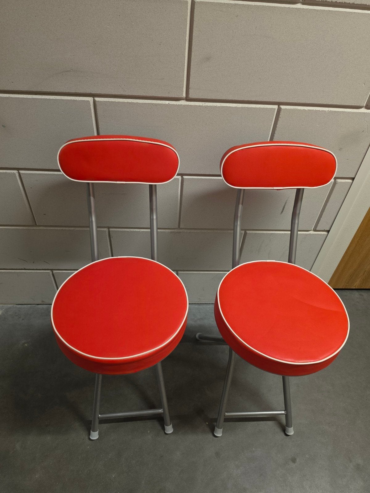 ​2 Retro Inklapbare Barstoelen - Rood / Wit, Ophalen, Met voetsteun, 60 tot 90 cm
