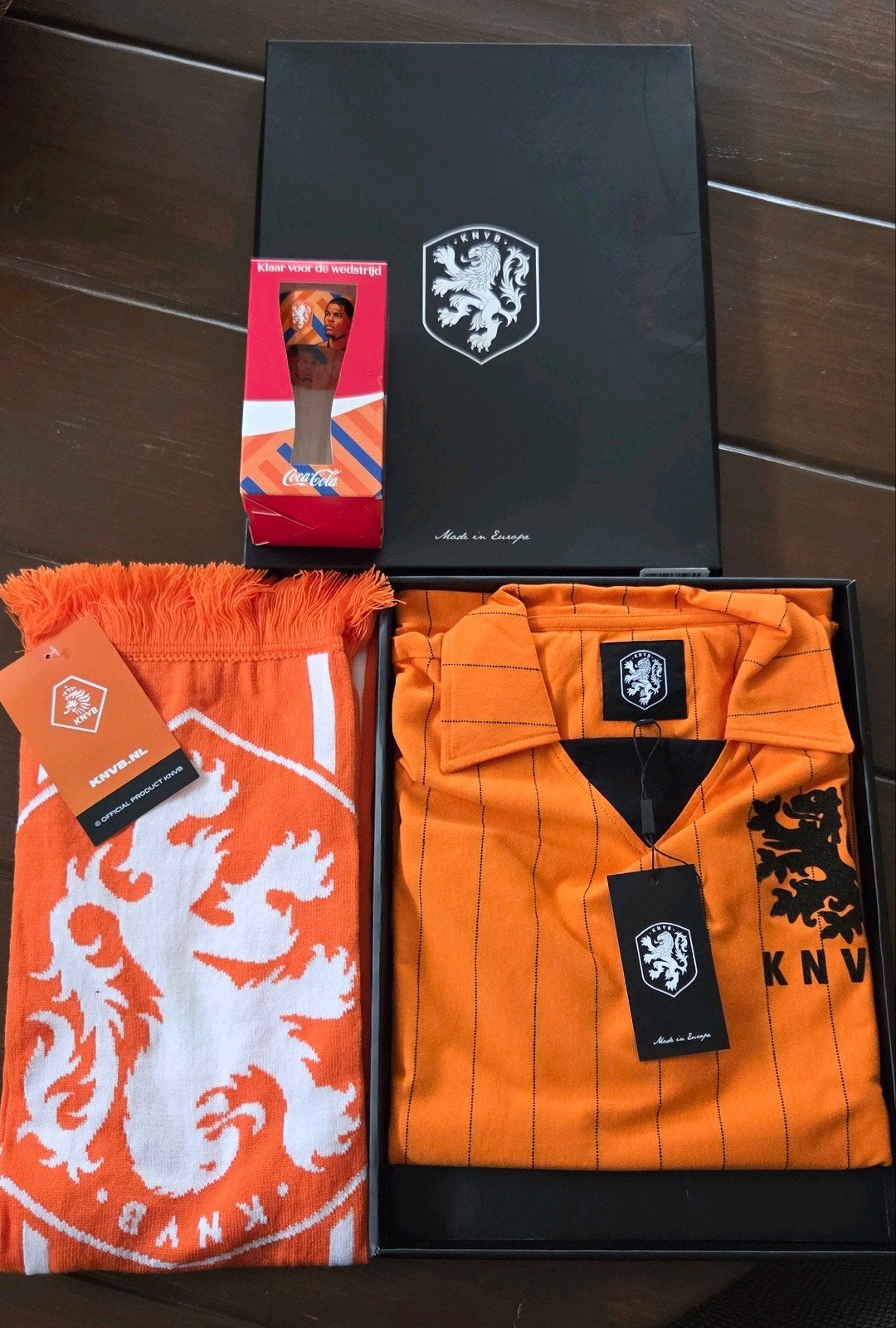 KNVB Oranje Fanpakket: Shirt, Sjaal & Coca-Cola Glas, Maat M, Ophalen of Verzenden, Nieuw, Shirt