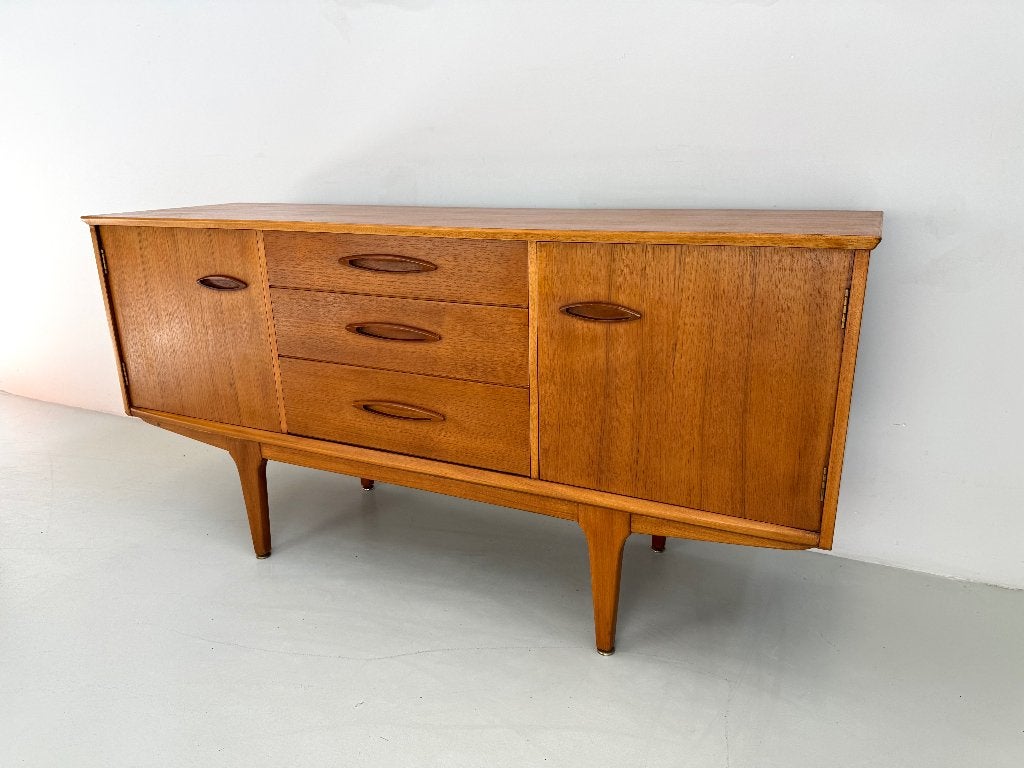 Vintage dressoir Jentique., Huis en Inrichting, 150 tot 200 cm, Teakhout, Ophalen of Verzenden, Zo goed als nieuw