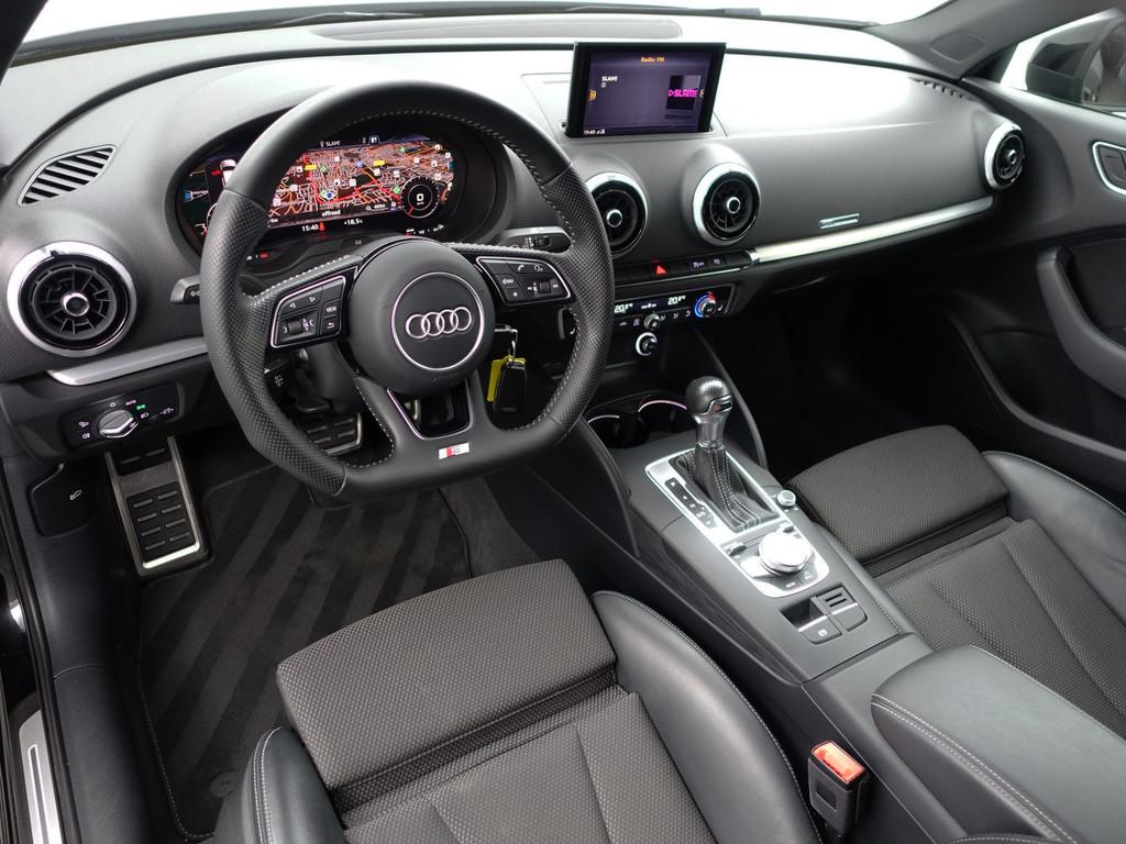 Audi A3 Limousine 35 TFSI S Line Black Optic Aut- Virtual Co, Auto's, 4 cilinders, Zwart, Bedrijf, Sedan
