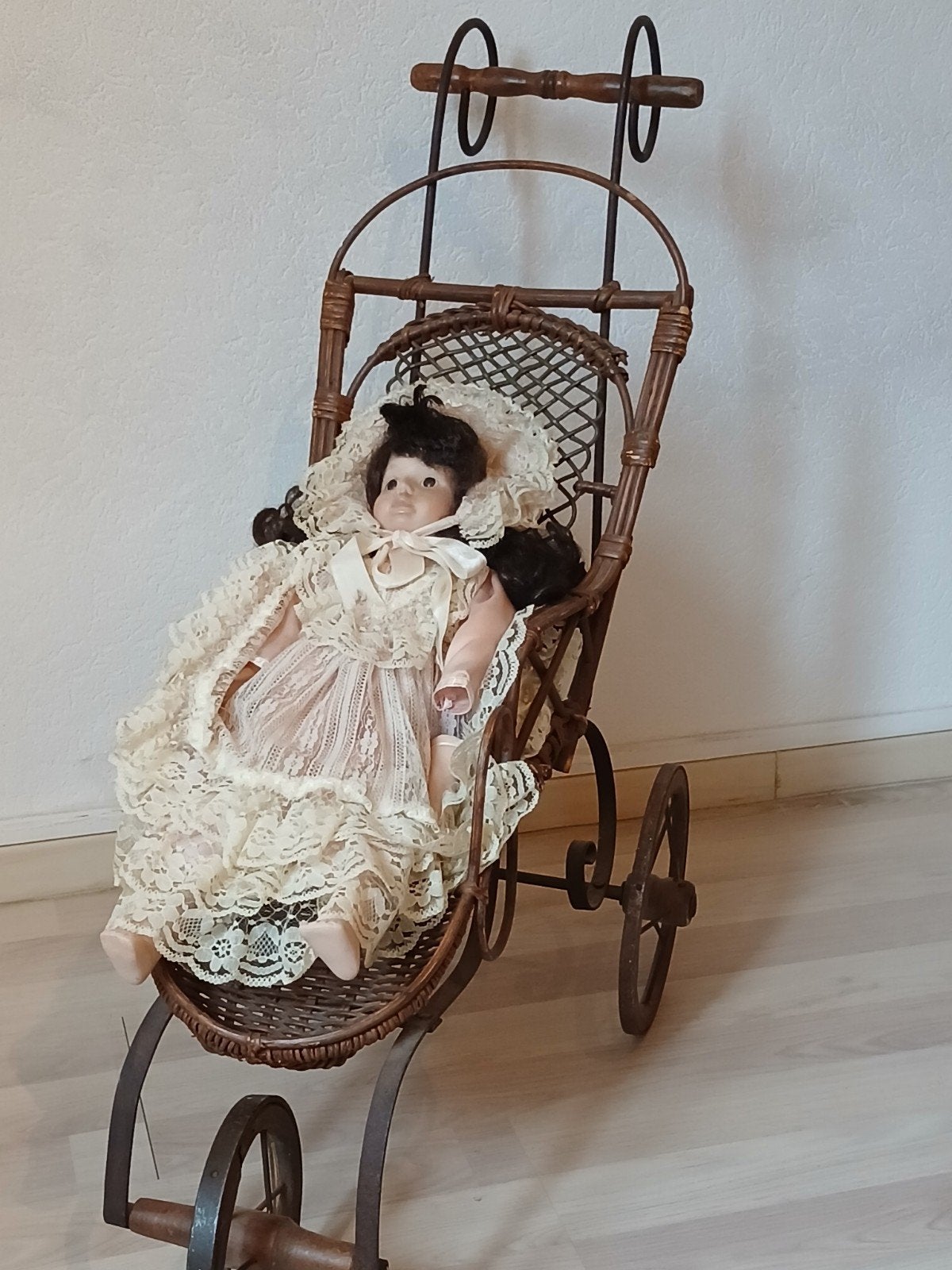 Antieke poppenwagen met porseleinen pop, Ophalen of Verzenden, Gebruikt, Overige typen