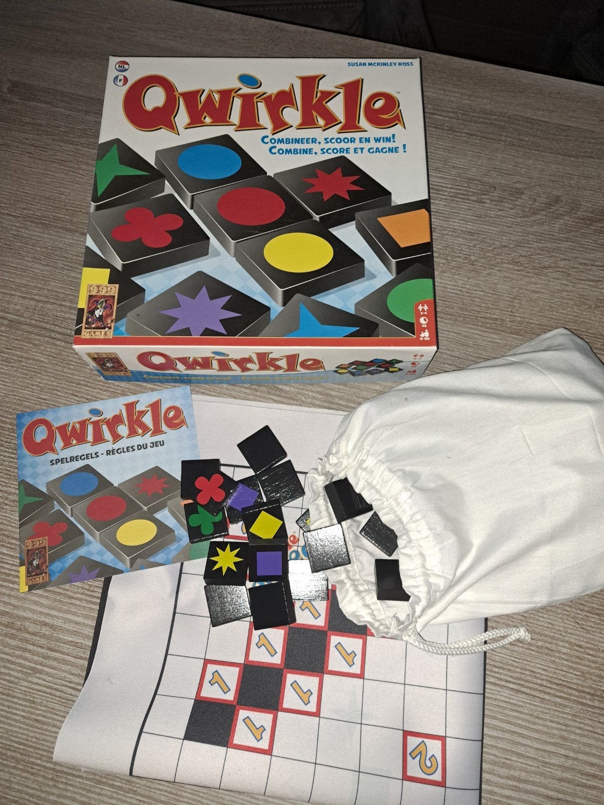 Qwirkle Bordspel met speelmat, Drie of vier spelers, Ophalen of Verzenden, Zo goed als nieuw, Susan McKinley Ross
