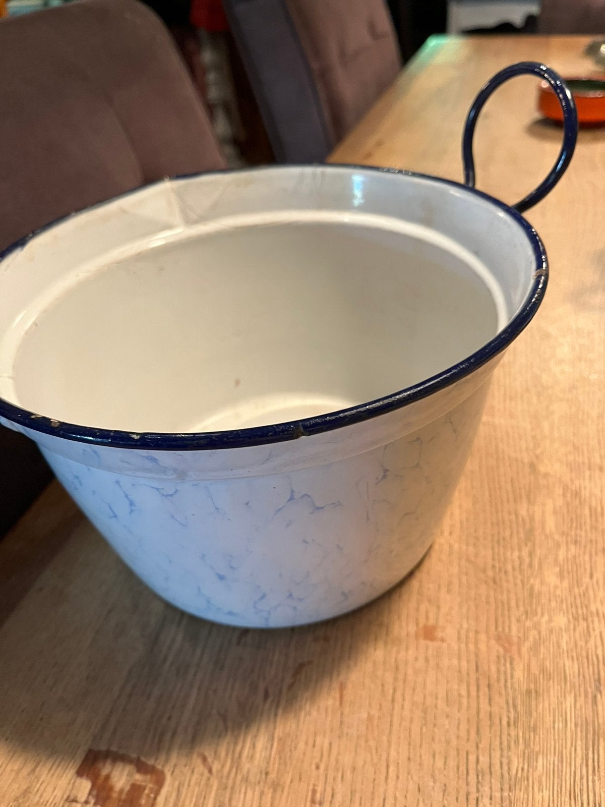 Heel oud pannetje met steeltjesoortjes en blauwe rand, Ophalen
