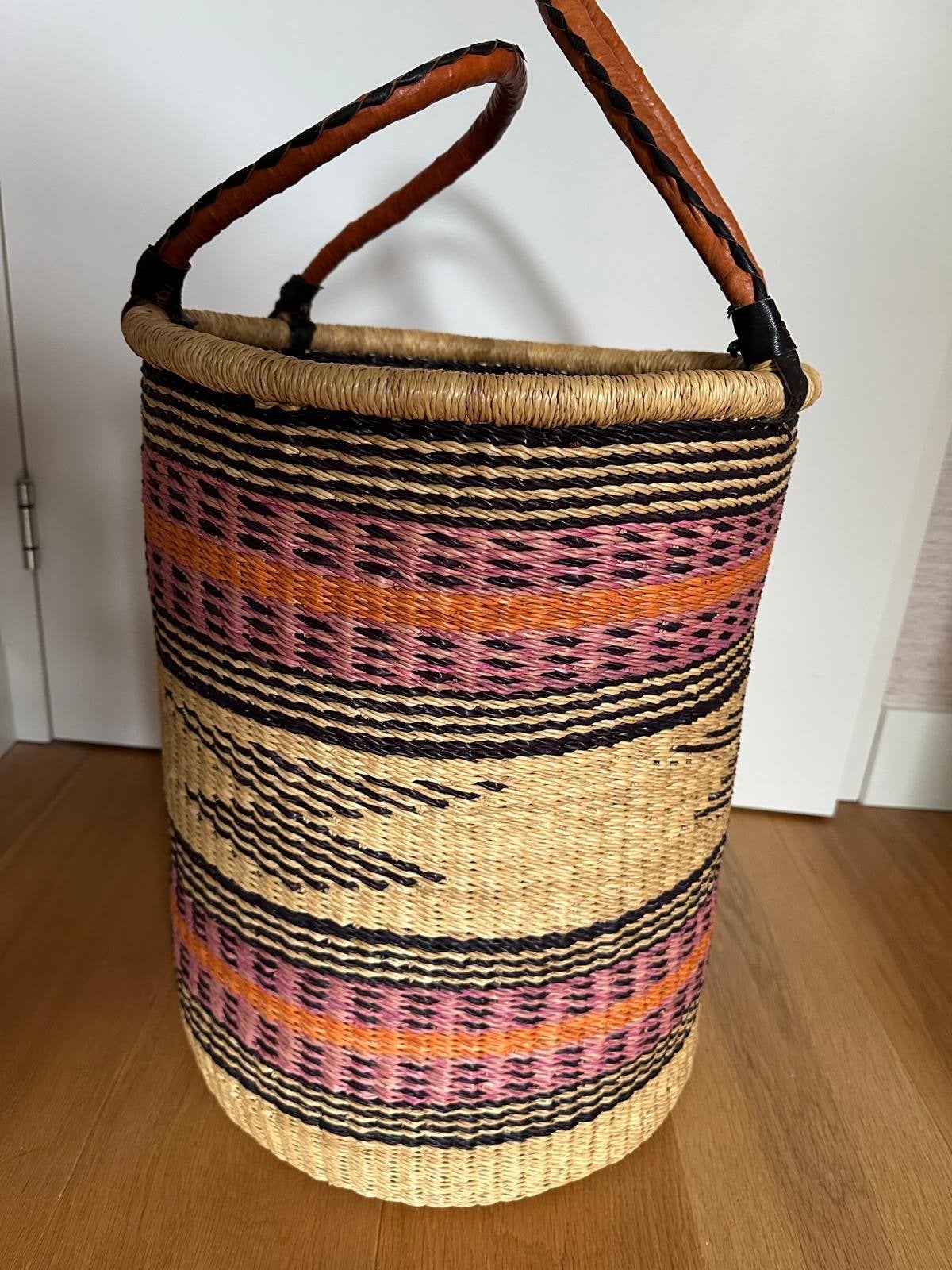 Gevlochten grasmand met handvatten - roze, oranje, zwart, Huis en Inrichting, Woonaccessoires | Schalen en Manden, Gebruikt, Gevlochten