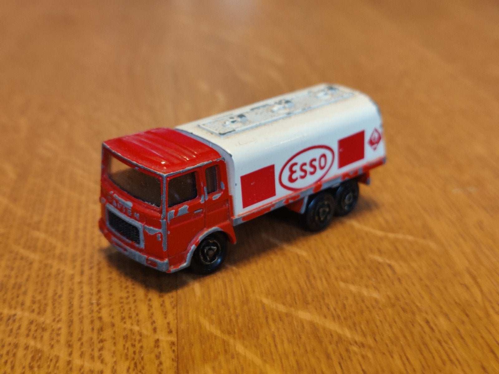Majorette Saviem Tankwagen ESSO, Hobby en Vrije tijd, Modelauto's | Overige schalen, Ophalen, Zo goed als nieuw, Bus of Vrachtwagen