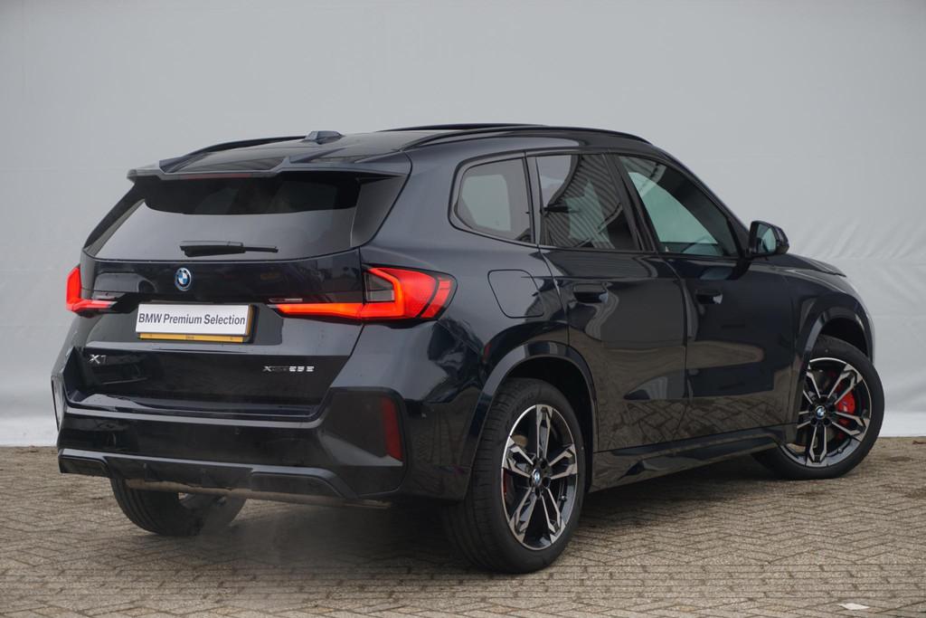 BMW X1 xDrive25e M Sportpakket Pro 19'' | Panoramadak | Trek, Stof, Blauw, Stuurwielverwarming, 105 min
