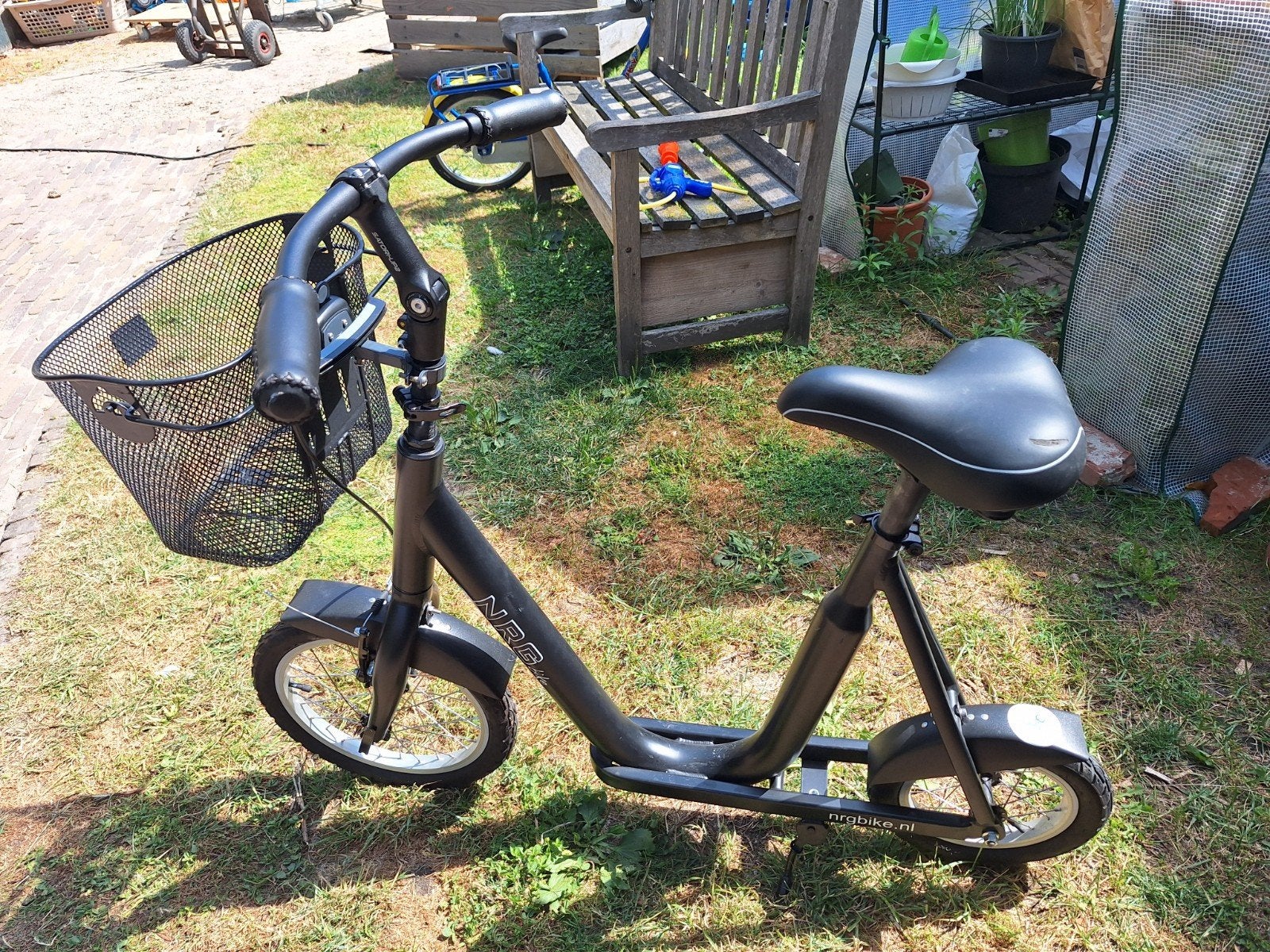 Loopfiets NRG - Loophulpmiddel met afneembare mand, Fietsen en Brommers, Ophalen, Zo goed als nieuw, Velgrem, NRG