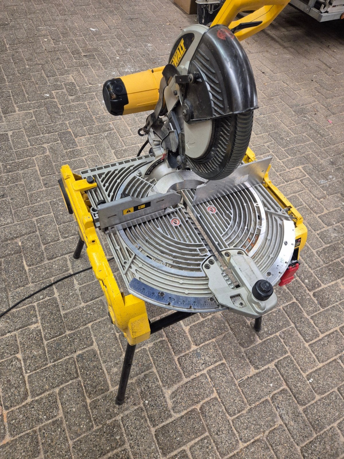 Dewalt D27107-QS Flipover Zaag 2000W 305mm, Ophalen, Gebruikt, 70 mm of meer, Dewalt