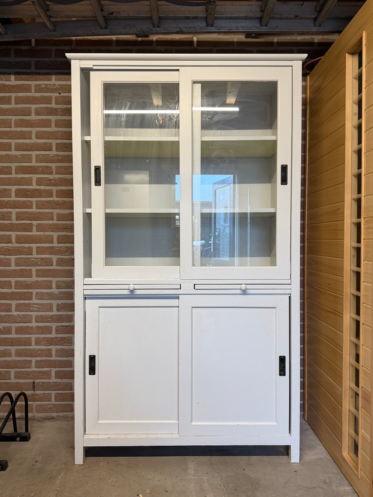 Buffetkast met planken en schuifdeuren (106x83)
