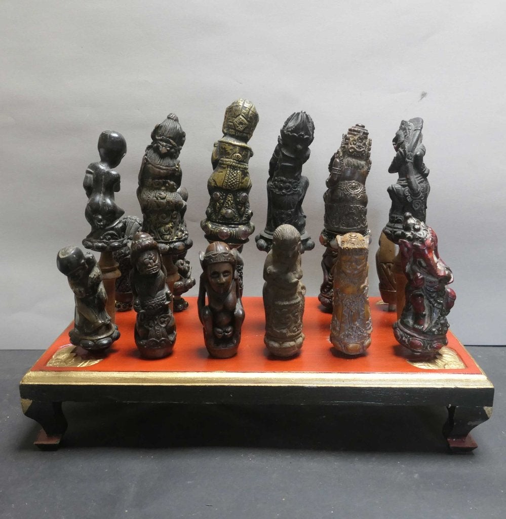 Houder v. 18 Keris grepen GH3 Ukiran Kris standaard kunst, Antiek en Kunst, Kunst | Niet-Westerse kunst, Ophalen of Verzenden