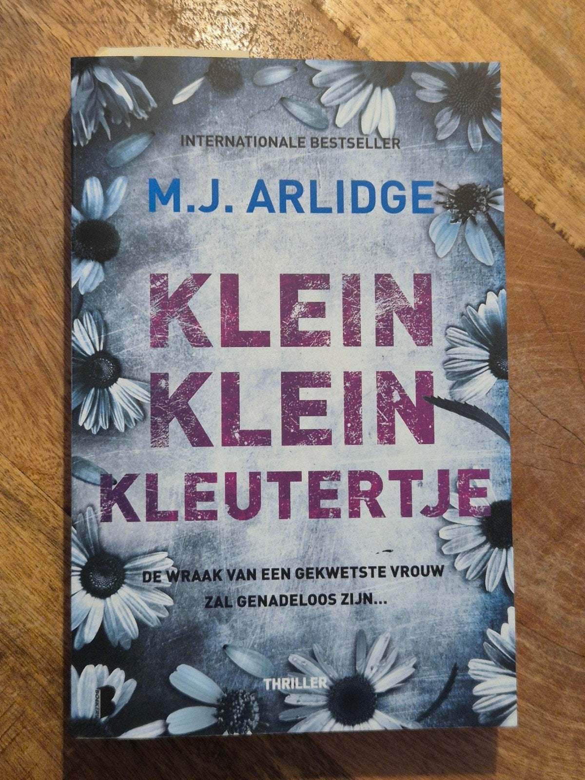 M.J. Arlidge - Klein Klein Kleutertje (Thriller), Boeken, Ophalen of Verzenden, Zo goed als nieuw, M.J. Arlidge, Wereld overig