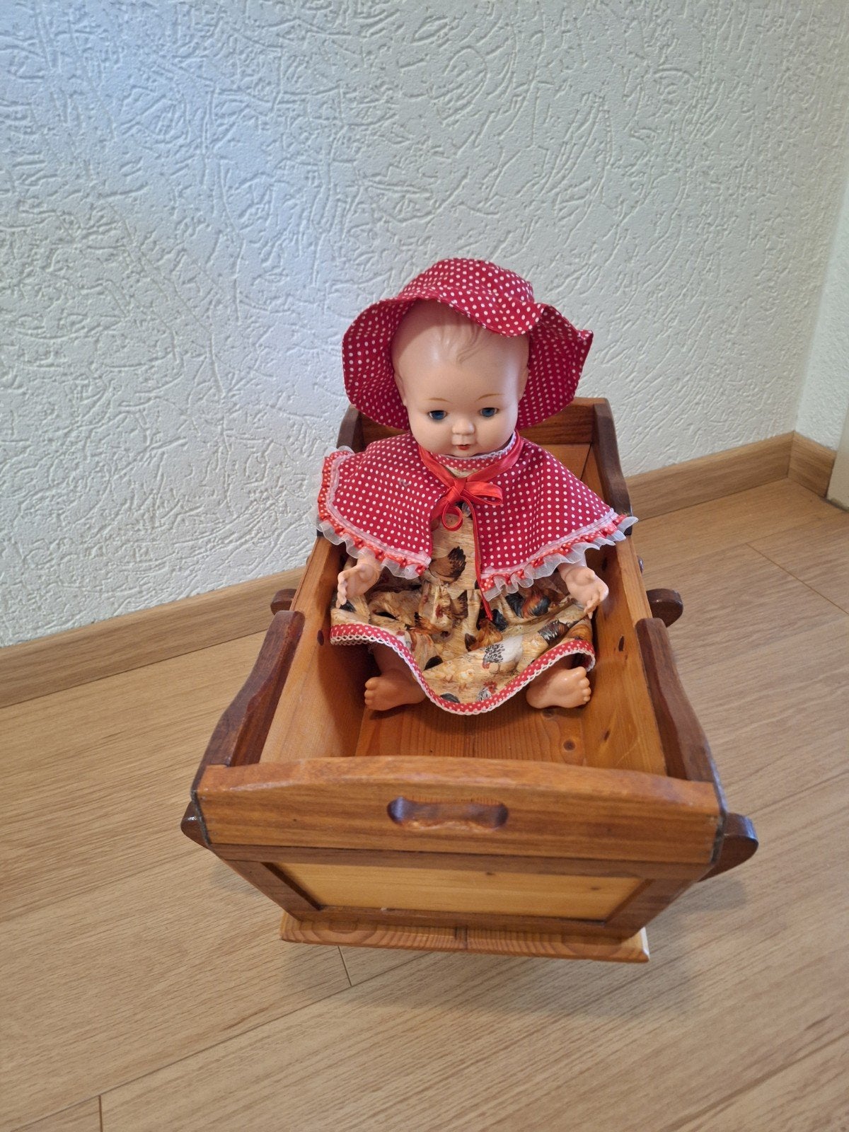 antiek poppen bedje met pop., Ophalen