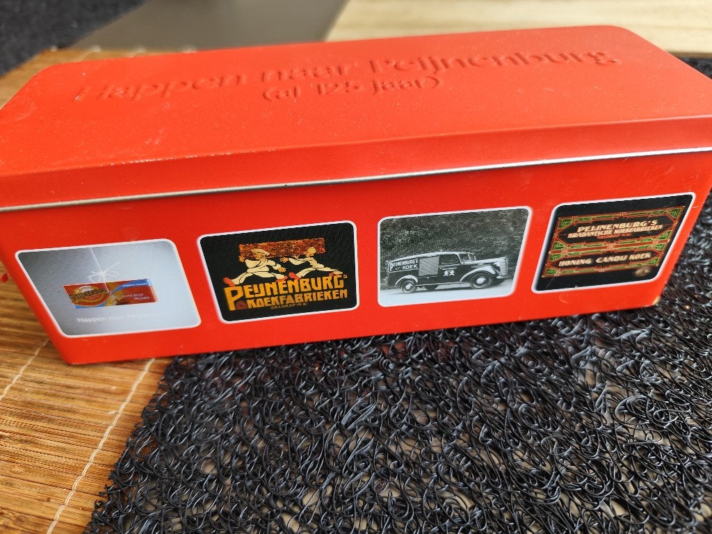 PEIJNENBURG - HAPPEN NAAR - ROOD KOEKBLIK MODERN, Verzamelen, Blikken, Ophalen of Verzenden, Zo goed als nieuw, Koek(jes)