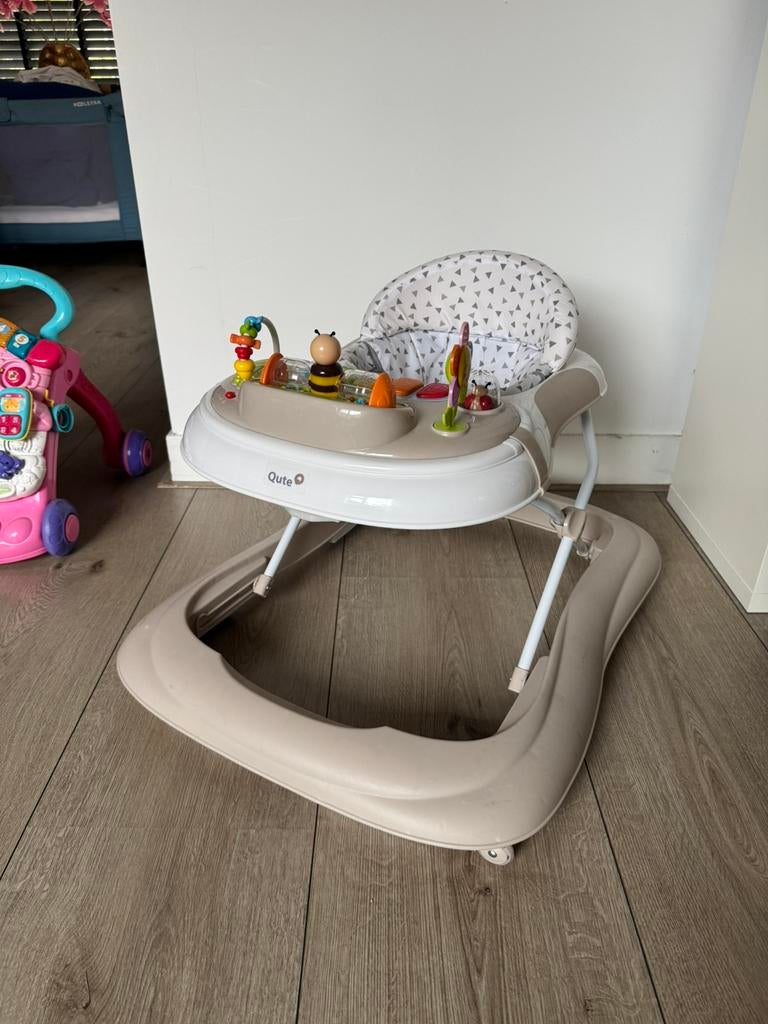 Te koop Qute loopstoel Q Cooper zandkleur, Ophalen, Zo goed als nieuw