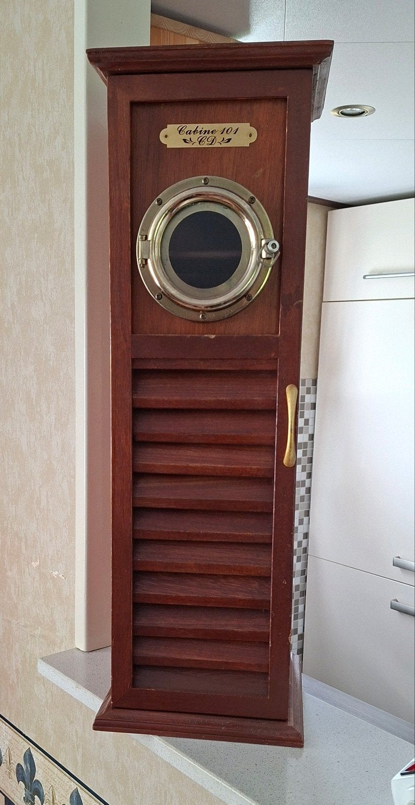 Decoratieve scheepskast met patrijspoort, Ophalen