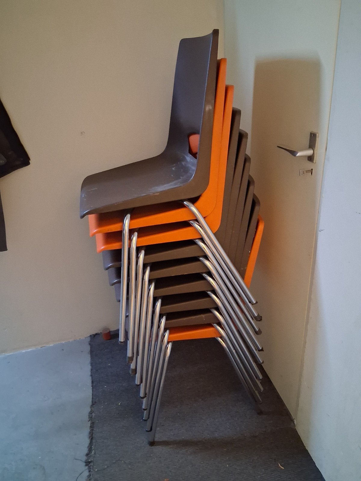 8 stapelbare stoelen - oranje en bruin, Ophalen, Overige kleuren, Modern, Praktisch, Vijf, Zes of meer stoelen