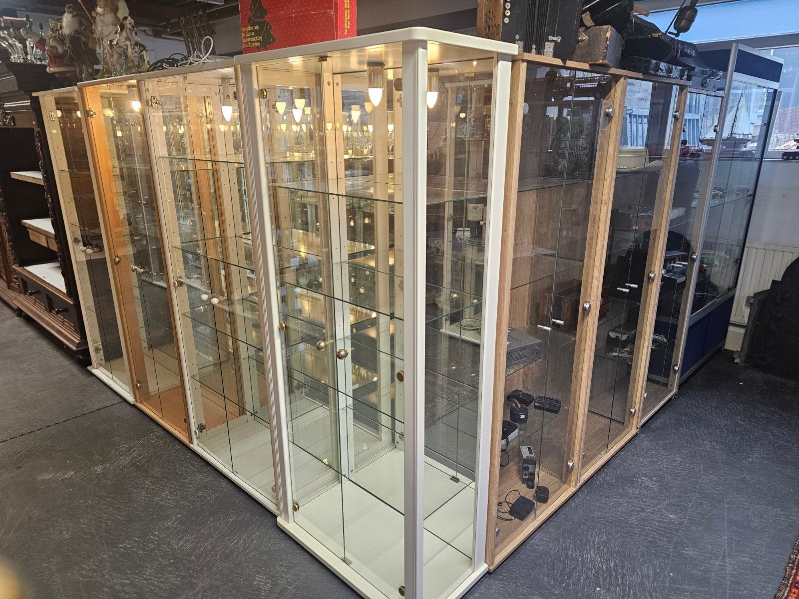 7 Vitrines - Diverse Maten (175cm hoog), Ophalen of Verzenden, Nvt, Nvt, Nvt