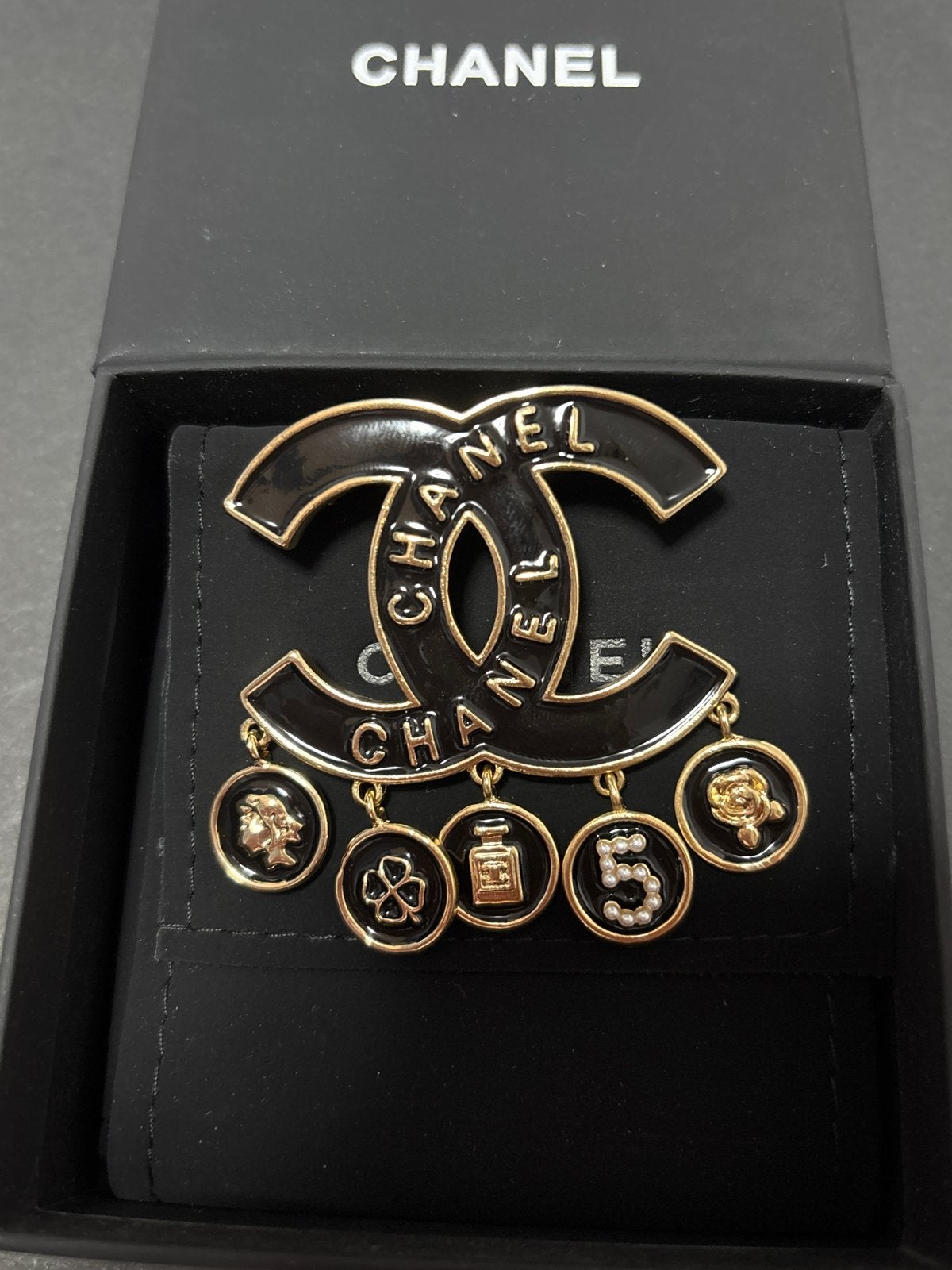 Chanel CC Broche met Charms - Zwart en Goud, Met kristal, Overige materialen, Zwart, Ophalen of Verzenden