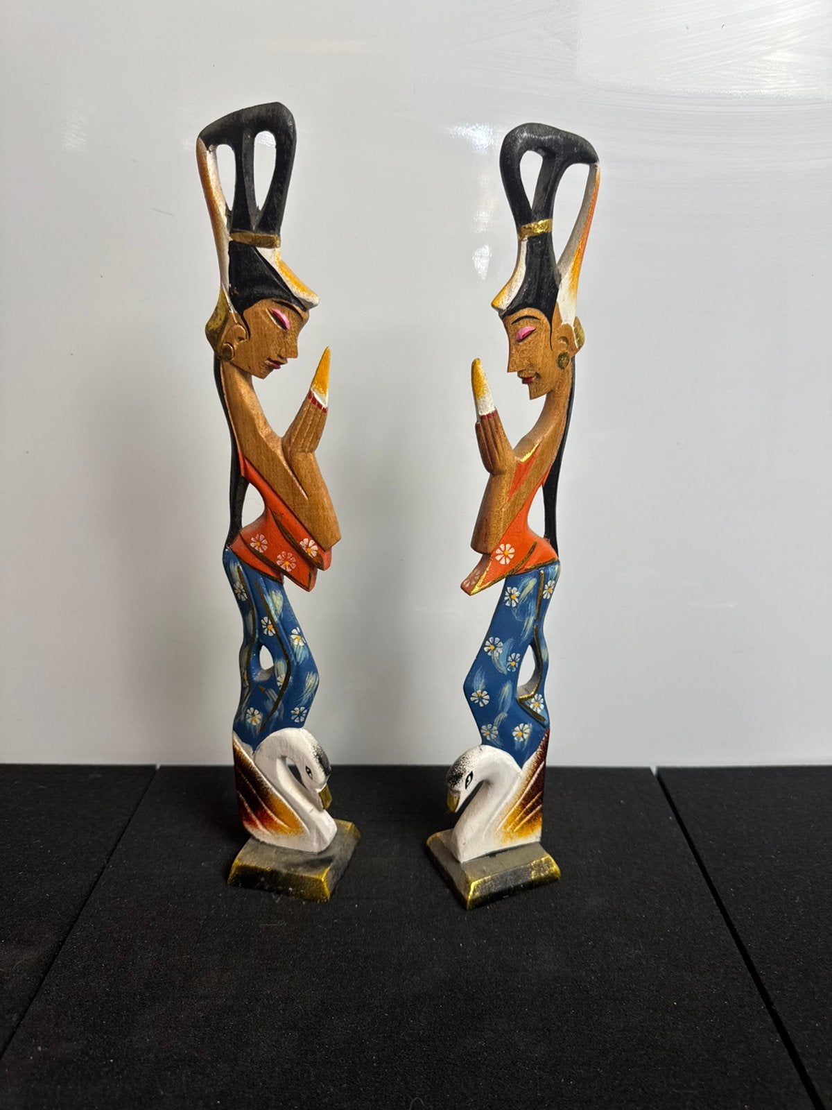 Balinese danseres houten beelden set 2 stuks — circa 35cm, Verzamelen, Beelden en Beeldjes, Ophalen of Verzenden, Zo goed als nieuw